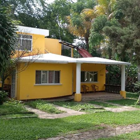 Casa Veronica A 2 Kilometros Del Irtra Retalhuleu Exterior photo