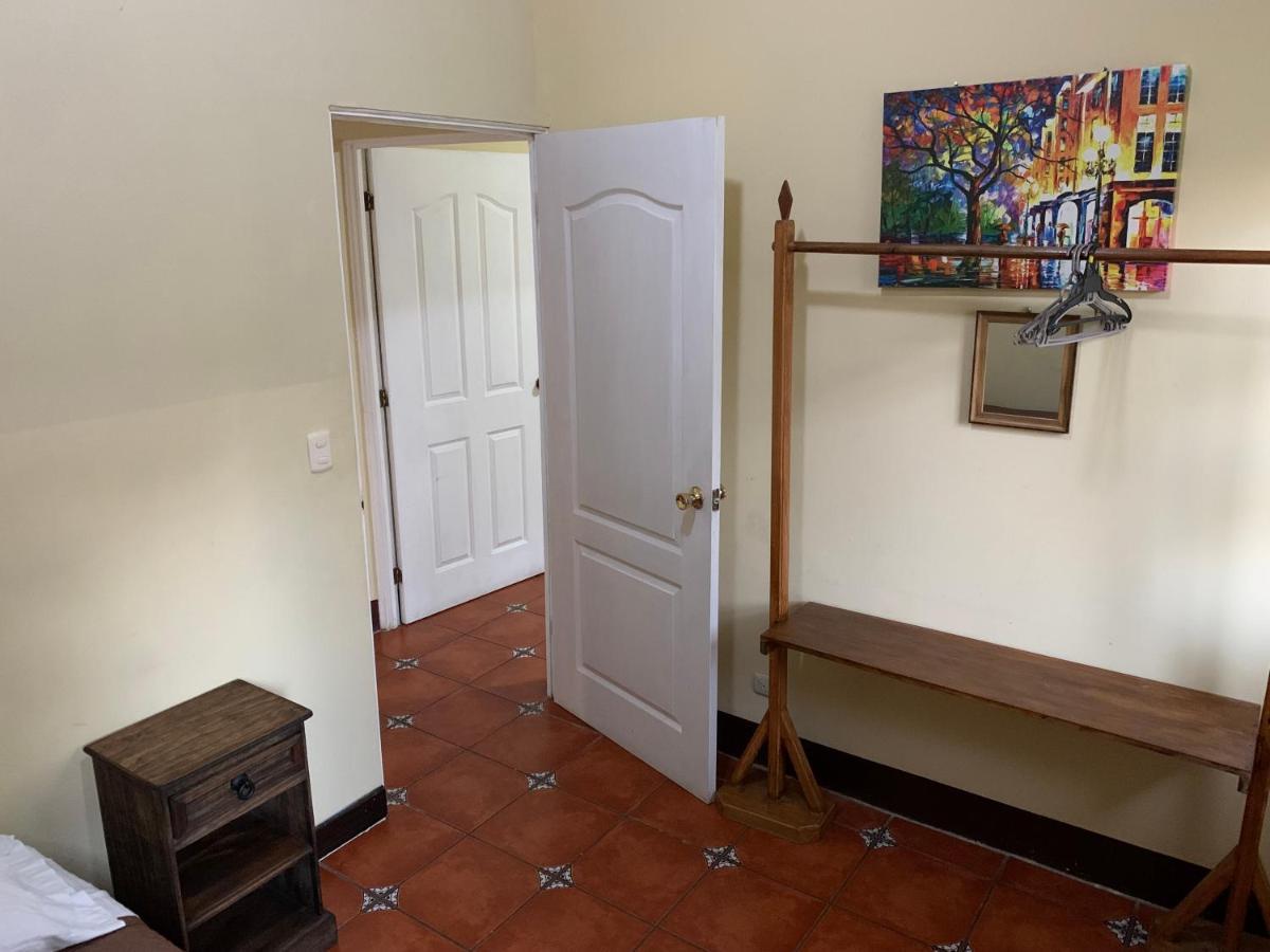 Casa Veronica A 2 Kilometros Del Irtra Retalhuleu Exterior photo